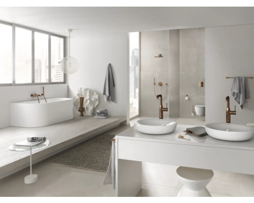 Svetlá kúpeľňa s vaňou, umývadlami a vodovodnými batériami