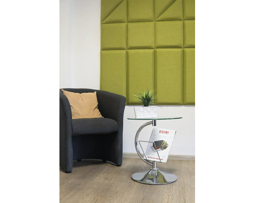 Obývacia izba s kreslom, odkladacím stolíkom a akustickým panelom