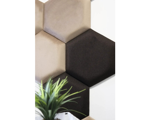 Detailný záber na šesťhranné akustické panely na stene