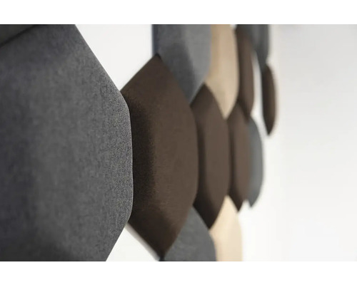 Detail zvukovoizolačnej steny s látkovými prvkami