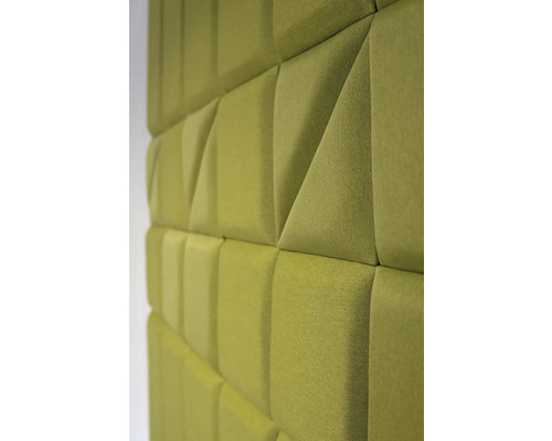 Detail akustickej steny s geometrickými tvarmi