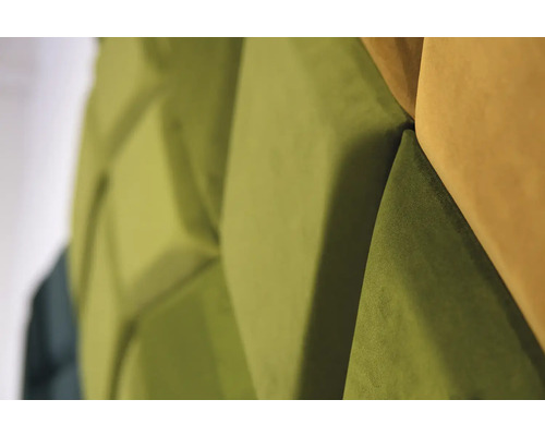 Detail zelených akustických panelov s geometrickým vzorom.