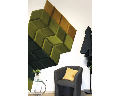 Miestnosť s akustickými panelmi na stene a kreslom