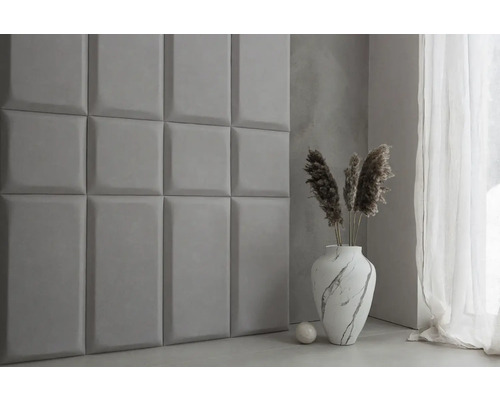 Scéna s nástennými panelmi, ozdobnou vázou a dekoračným prvkom