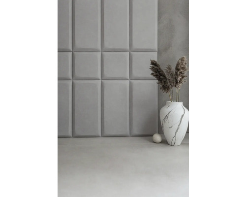 Nástenné panely s obdĺžnikovým dizajnom vedľa vázy s dekoráciou