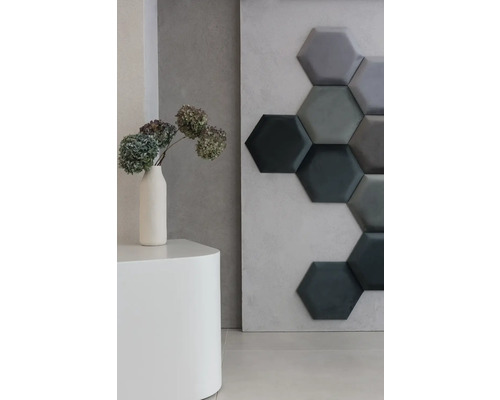 Dekoratívny interiér so šesťhrannými stenovými panelmi, vázou a príručným stolíkom