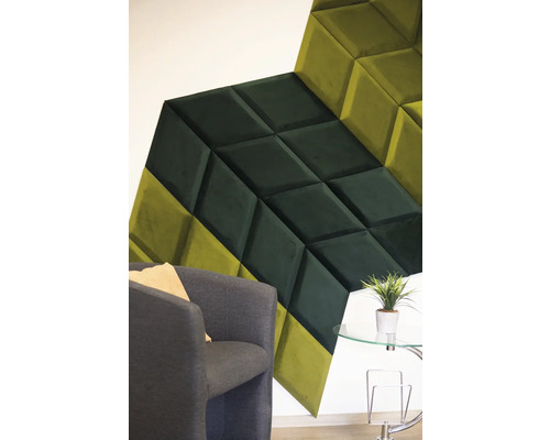 Scéna s akustickým panelom na stene, kreslom a odkladacím stolom