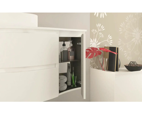 Biele umývadlo s otvorenou skrinkou na uloženie do kúpeľne