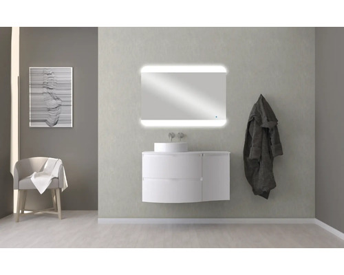 Moderná kúpeľňa s umývadlovou skrinkou, zrkadlom s osvetlením a stoličkou s uterákom