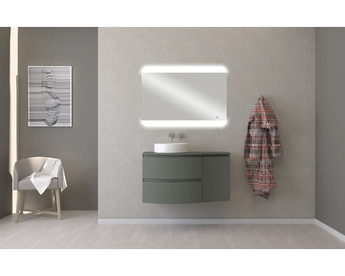 Moderná kúpeľňa s umývadlom, zrkadlom s osvetlením a dekoratívnymi prvkami pre štýlovú atmosféru