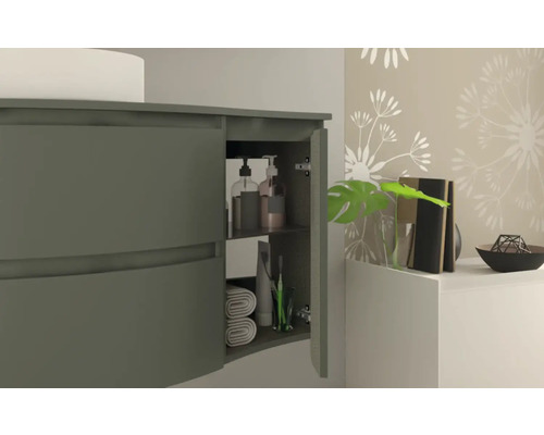 Kúpeľňová skrinka s otvorenou priehradkou na uloženie kúpeľňových potrieb