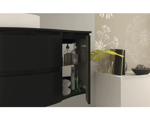 Kúpeľňa s otvorenou spodnou skrinkou na uloženie uterákov a toaletných potrieb