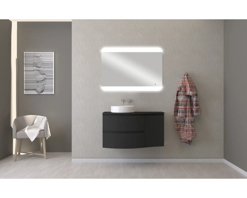 Moderná kúpeľňa s umývadlom, zrkadlom s osvetlením a dekoráciami