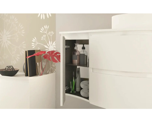 Kúpeľňa s umývadlovou skrinkou s otvorenou skrinkou na uloženie kúpeľňových doplnkov