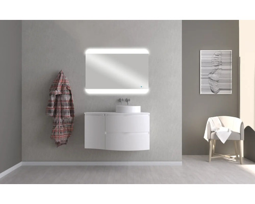 Kúpeľňa s umývadlom, osvetleným zrkadlom a županom