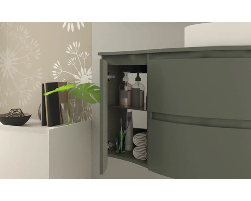 Kúpeľňa s umývadlovou skrinkou s otvorenými dvierkami, policami, uterákmi a toaletnými potrebami