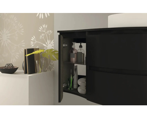 Čierna skrinka pod umývadlo s otvorenými dvierkami a kúpeľňovými potrebami vo vnútri