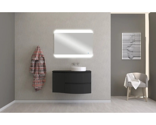 Kúpeľňa s osvetleným zrkadlom, skrinkou pod umývadlo, umývadlom na dosku a dekoráciou