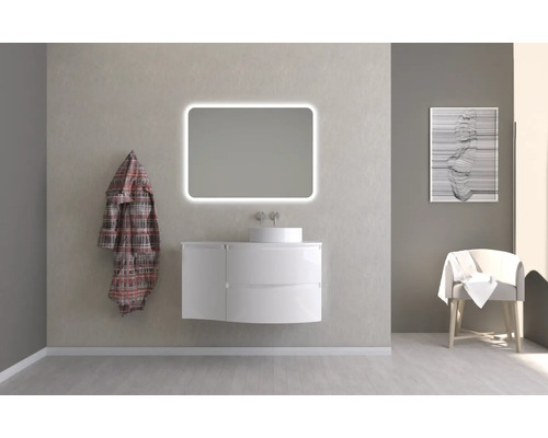 Kúpeľňa s umývadlovou skrinkou, zrkadlom s osvetlením a stoličkou