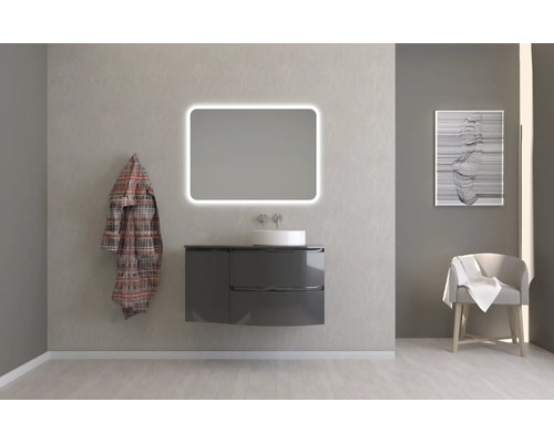 Moderná kúpeľňa s osvetleným zrkadlom, umývadlovou skrinkou a kreslom