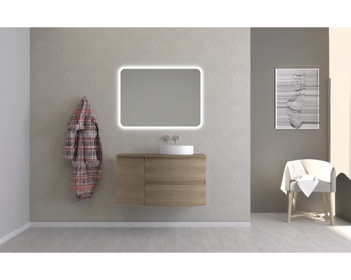 Moderná kúpeľňa s umývadlom, zrkadlom s osvetlením a stoličkou