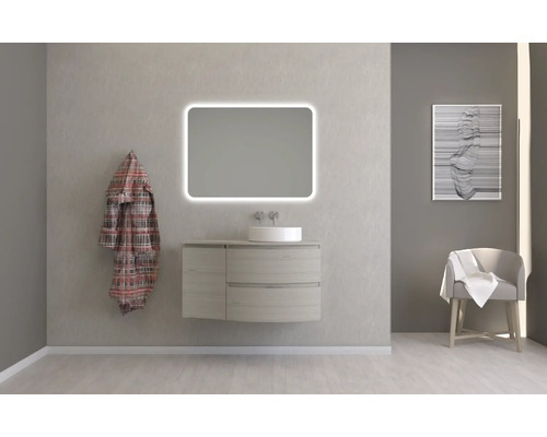 Kúpeľňa s umývadlovou skrinkou, osvetleným zrkadlom a dekoráciou