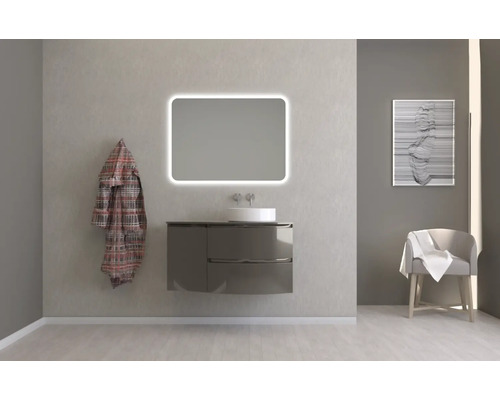 Moderná kúpeľňa s umývadlom, osvetleným zrkadlom, županom a stoličkou