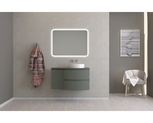 Moderná kúpeľňa s osvetleným zrkadlom, skrinkou pod umývadlo a kreslom