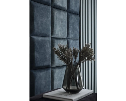 Dekoratívny stenový panel s kvetinovým aranžmánom v izbe.