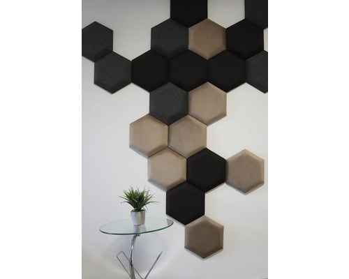 Stena so šesťhrannými akustickými panelmi a odkladací stolík