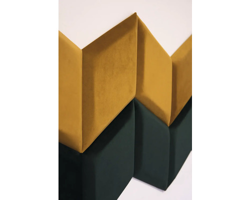 Detail zlatých a zelených nástenných panelov v cikcakovom vzore