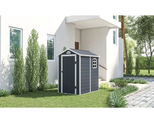 Plastový záhradný domček na náradie v záhrade pred domom