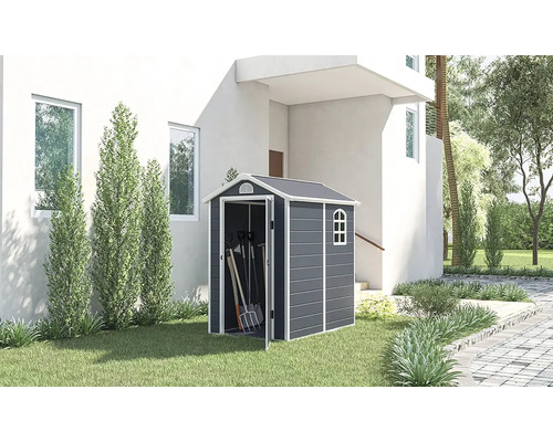 Plastová záhradná skriňa s otvorenými dverami v záhrade