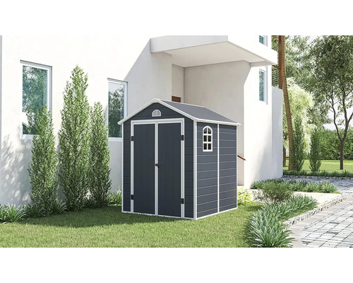 Záhradná búda s dvojkrídlovými dverami a oknom v záhrade