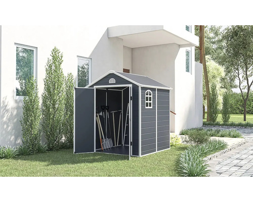 Plastová záhradná búda s otvorenými dverami a záhradným náradím