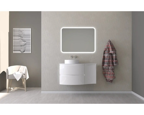 Moderná kúpeľňa s umývadlom, osvetleným zrkadlom a dekoráciou