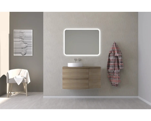 Kúpeľňa s umývadlom, osvetleným zrkadlom, stoličkou a županom