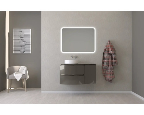 Kúpeľňa s umývadlovou skrinkou, osvetleným zrkadlom a stoličkou