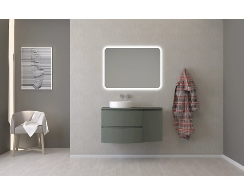 Moderná kúpeľňa s umývadlovou skrinkou, zrkadlom s osvetlením, stoličkou a dekoráciou