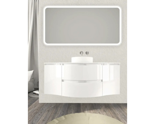 Kúpeľňa s umývadlovou skrinkou, umývadlom a osvetleným zrkadlom