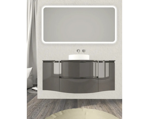 Kúpeľňa s umývadlom, skrinkou a osvetleným zrkadlom