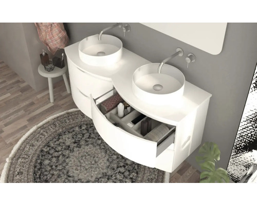 Kúpeľňa s dvojitým umývadlom, okrúhlymi umývadlami na dosku a otvorenou zásuvkou