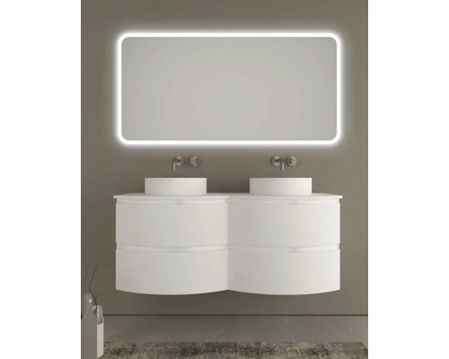 Moderná kúpeľňa s dvojitým umývadlom, okrúhlymi umývadlami na dosku a osvetleným zrkadlom