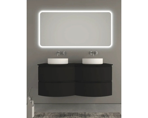 Kúpeľňa s čiernou skrinkou pod umývadlo, dvoma umývadlami na dosku a osvetleným zrkadlom