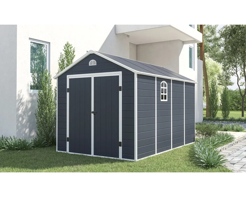 Záhradná búda s dvojkrídlovými dverami a oknom v záhrade