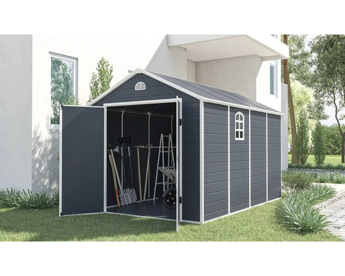 Záhradná búda s otvorenými dverami, záhradné náradie a rebrík vo vnútri