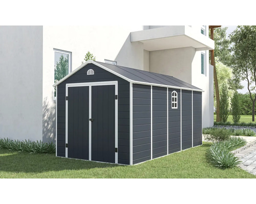 Kovová záhradná búda s dvojkrídlovými dverami a oknom v záhrade