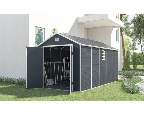 Záhradný domček s otvorenými dverami a záhradným náradím vnútri