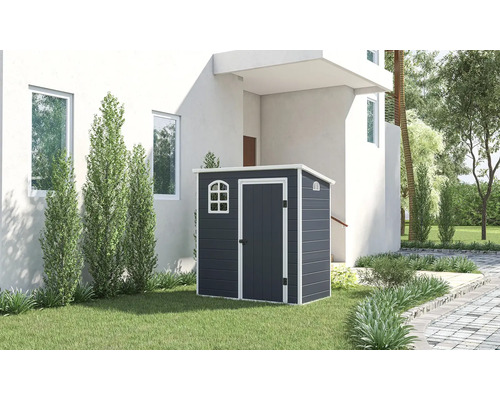 Plastová záhradná skriňa vedľa domu na trávniku