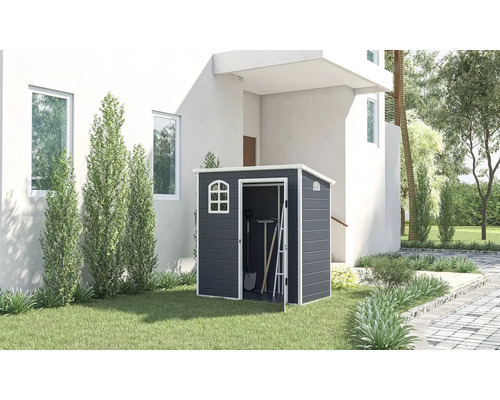 Plastový záhradný domček s otvorenými dverami v záhrade pred domom